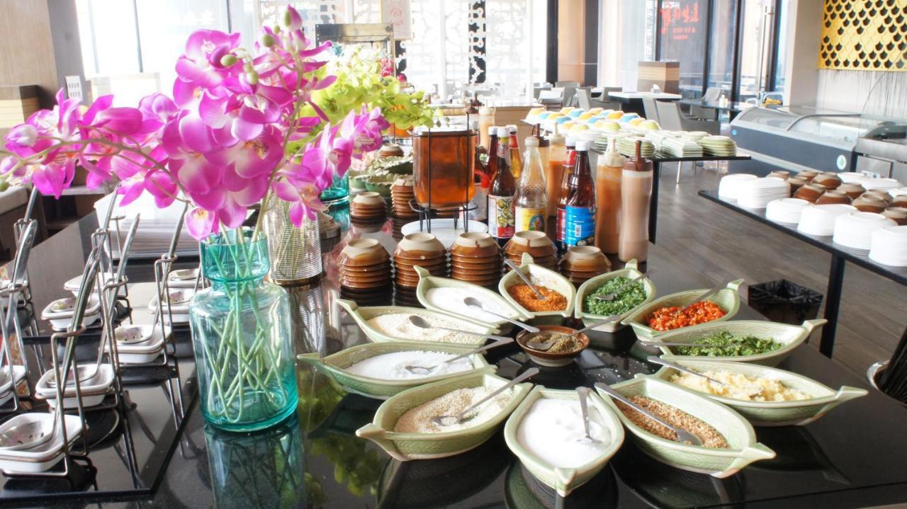 The Astra Chiang Mai Apartment Екстериор снимка